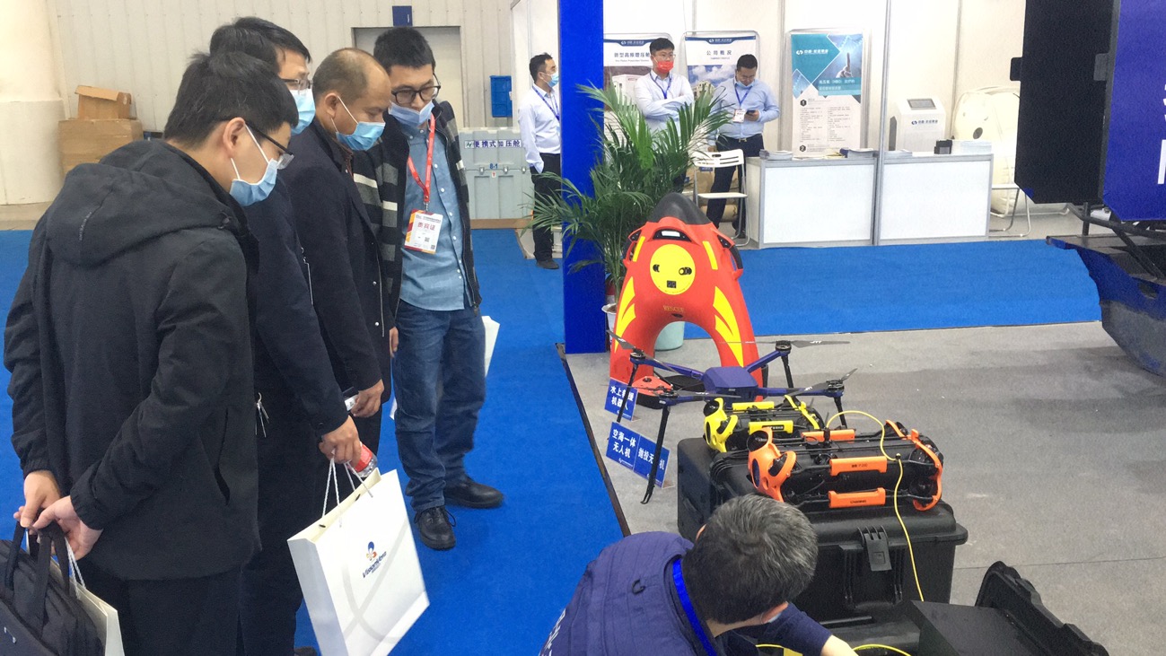 湖北省應急廳領導蒞臨指導丨智璟無人化應急救援裝備參展武漢應博會
